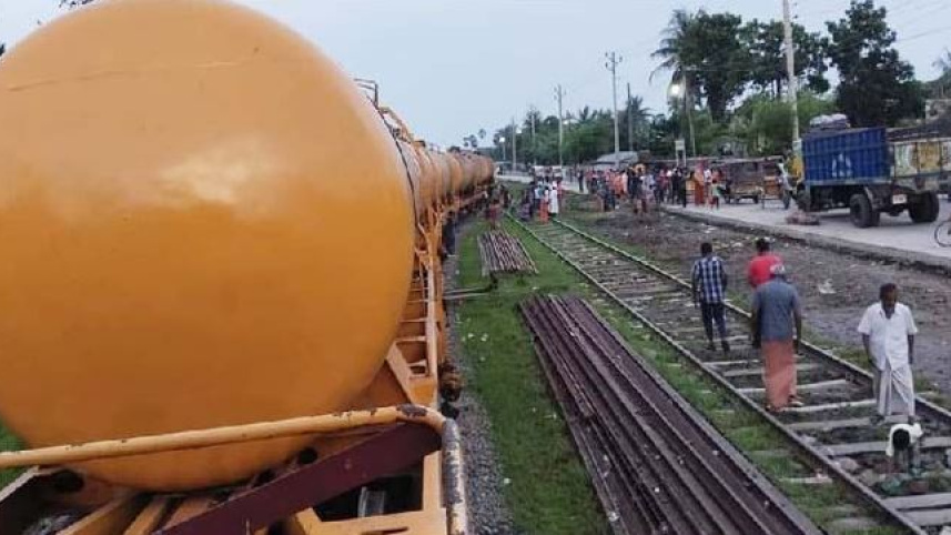 benapole_photo-the_oil_train_derailment_in_jashore_cut_off_the_communication_system_with_jashore_-28.07.22_2.jpg