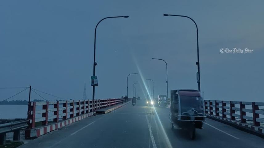 ধরলা সেতুর ৪১টি বাতির একটিও জ্বলে না