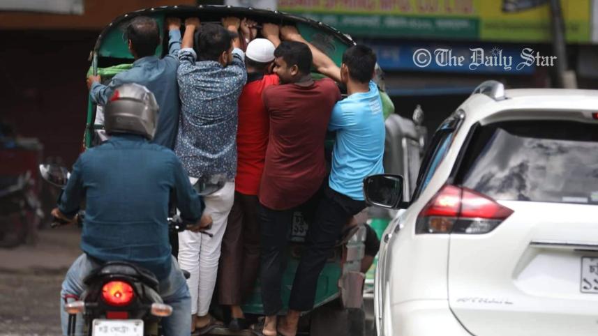 ভাড়া পুননির্ধারণের দাবিতে চট্টগ্রামে গণপরিবহন বন্ধ