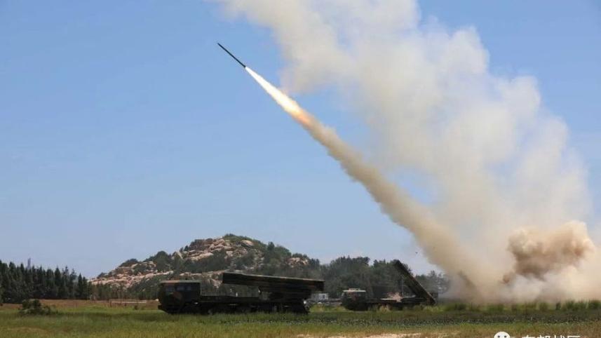 মহড়ার অংশ হিসেবে চীনের ইস্টার্ন থিয়েটার অজ্ঞাত অবস্থান থেকে দূর পাল্লার ক্ষেপনাস্ত্র নিক্ষেপ করে। ছবি: রয়টার্স