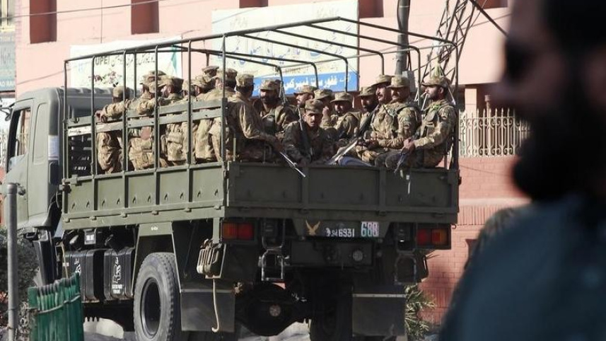 কারফিউর সময় টহল দিচ্ছে পাকিস্তানের সেনাবাহিনী। ফাইল ছবি: রয়টার্স