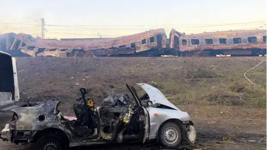 ক্ষেপণাস্ত্রের আঘাতে রেলগাড়ির ৫টি বগিতে আগুন ধরে যায়। ছবি: টুইটার