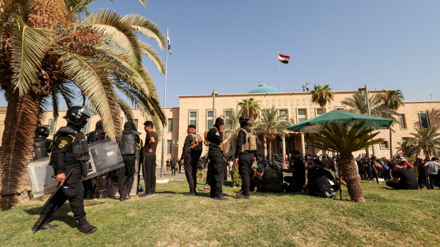 বাগদাদের রিপাবলিকান প্যালেসের বাইরে নিরাপত্তা বাহিনীর সদস্যরা প্রহরা দিচ্ছেন। ছবি: রয়টার্স