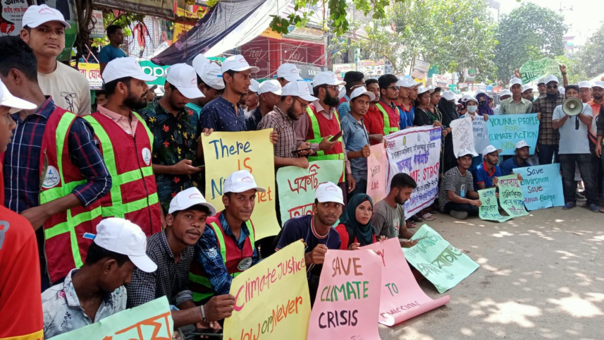 সাতক্ষীরায় ২ ঘণ্টা সড়ক অবরোধ করে 'বৈশ্বিক জলবায়ু ধর্মঘট' পালন 