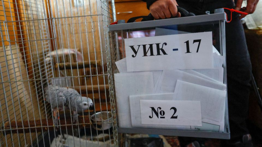 ভোটগ্রহণের জন্য ব্যবহৃত মোবাইল ব্যালট বক্স। ছবি: রয়টার্স