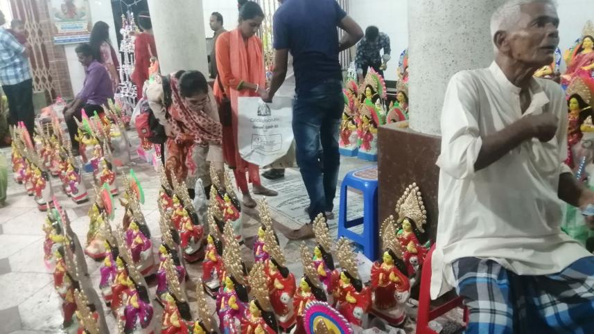 পূজার আগে জমজমাট বরিশালের লক্ষ্মীর হাট