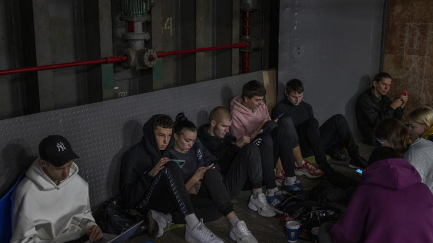 রেলস্টেশনকে বোমা হামলা থেকে বাঁচার জন্য আশ্রয়কেন্দ্র হিসেবে ব্যবহার করছেন কিয়েভের বাসিন্দারা। ছবি: এপি