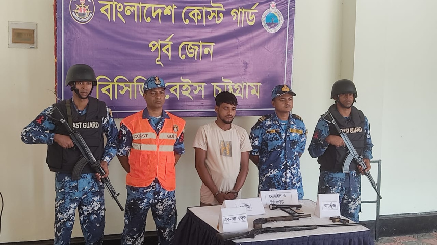 লাইটারেজ জাহাজ ও মাছ ধরার ট্রলারে ডাকাতি, অস্ত্রসহ গ্রেপ্তার ১