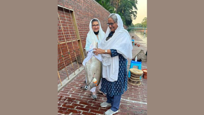 প্রধানমন্ত্রীর বড়শিতে মস্ত বড় চিতল