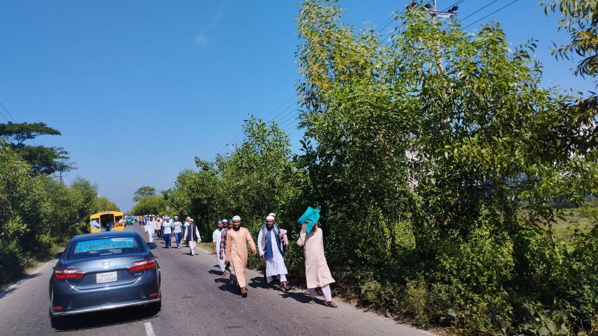 গণপরিবহন বন্ধ, হেঁটে বাড়ি ফিরছেন ইজতেমায় অংশ নেওয়া মানুষ.jpg