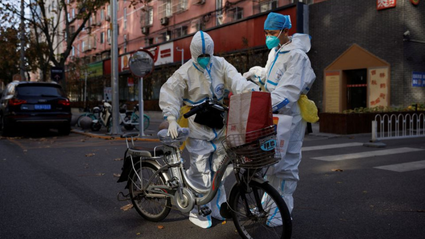 বেইজিং এর পথে 'মহামারী প্রতিরক্ষা বাহিনীর' সদস্যরা টহল দিয়ে সব নীতিমালা পালনের বিষয়টি নিশ্চিত করছেন। ছবি: রয়টার্স