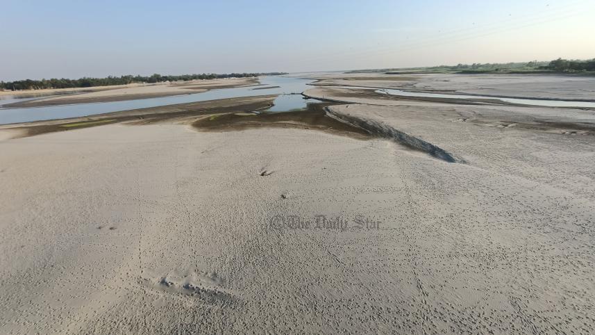 ধরলা নদী শুকিয়ে নালায় পরিণত হয়েছে। ছবি: এস দিলীপ রায়