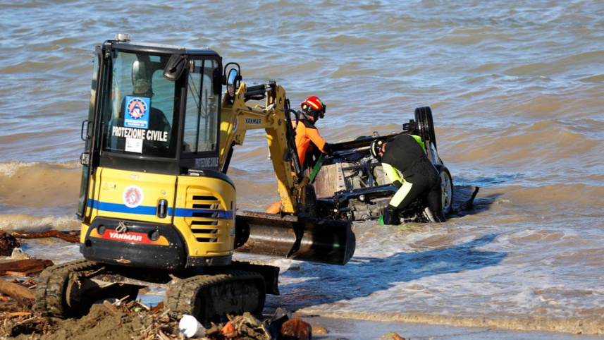 উদ্ধারকর্মীরা পানি থেকে একটি গাড়ি উদ্ধার করছে। ছবি: রয়টার্স