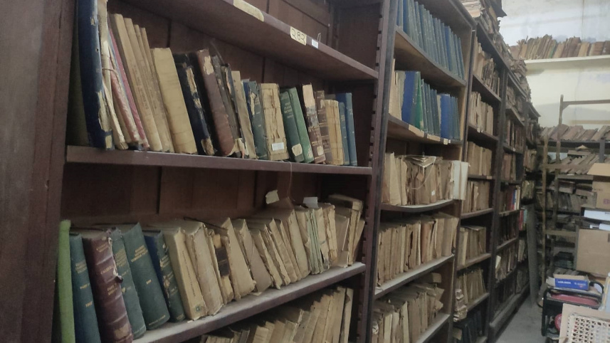 সারি সারি আলমিরা