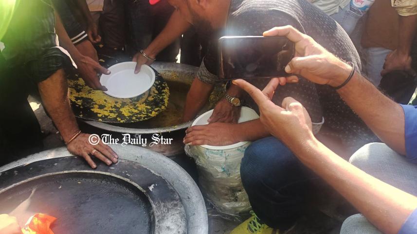 খিচুড়ি-পানি-শুকনো খাবার বিতরণ