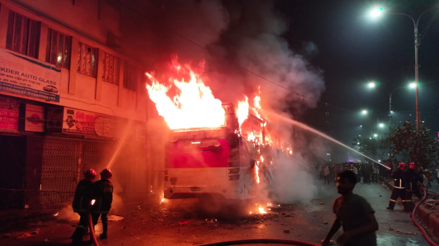 বাসে আগুন.jpeg