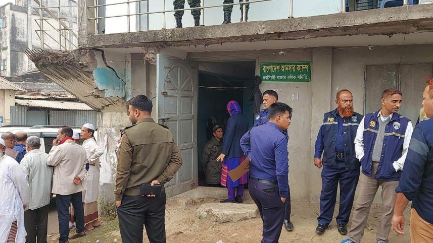 নরসিংদী আনসার ক্যাম্প থেকে অস্ত্র লুট.jpeg