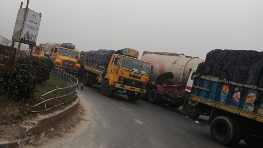 ঘন কুয়াশায় বঙ্গবন্ধু সেতুতে টোল আদায় বন্ধ, পূর্বপ্রান্তে ১৫ কি‌লো‌মিটার যানজট