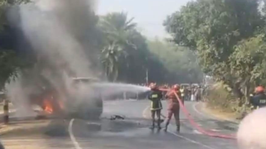 রাজশাহীতে মাইক্রোবাসের ধাক্কায় মোটরসাইকেল আরোহী নিহত.png