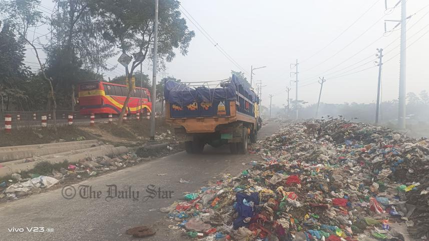 কুয়াকাটা মহাসড়কে উপচে পড়া বর্জ্যে দুর্ভোগে পথচারী ও স্থানীয়রা।