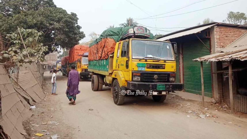 সেবা দিতে ব্যর্থ নাজিরগঞ্জ ধাওয়াপাড়া ফেরি সার্ভিস