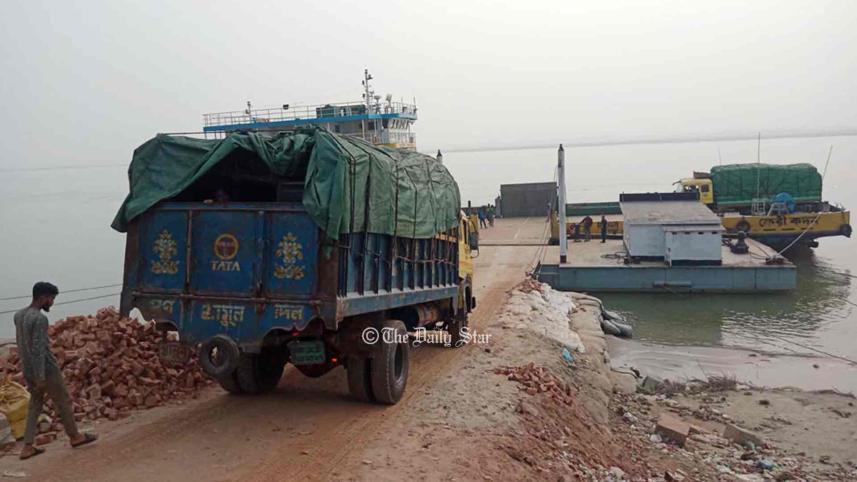 সেবা দিতে ব্যর্থ নাজিরগঞ্জ ধাওয়াপাড়া ফেরি সার্ভিস
