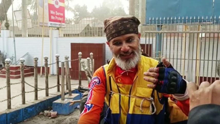 বাইসাইকেলে হজের পথে বেনাপোল হয়ে ভারতে পৌঁছেছেন সালাম