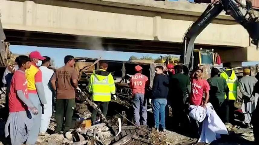 পাকিস্তানে বাস খাদে পড়ে নিহত ৪১