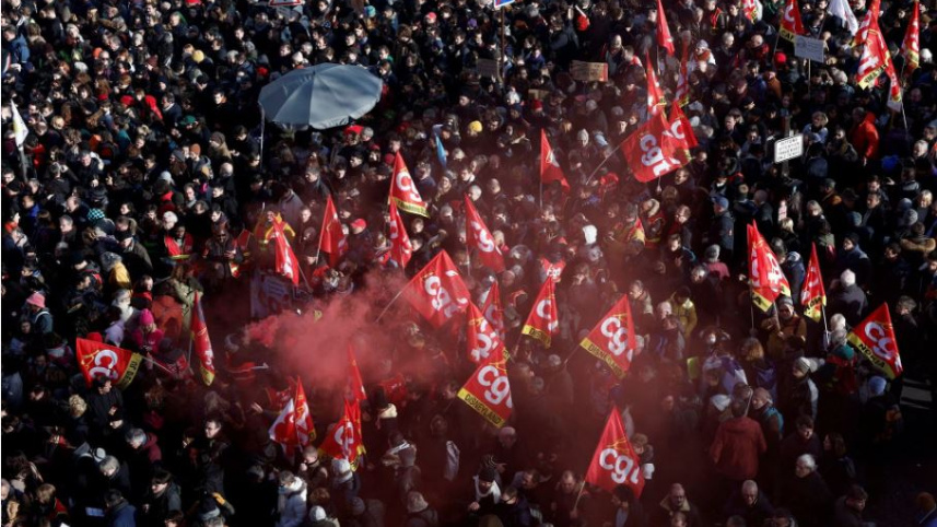 ফ্রান্সে সিজিআই ইউনিয়নের কর্মীরা বিক্ষোভে অংশ নিচ্ছে। ছবি: রয়টার্স