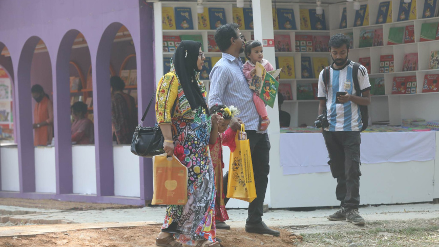 ছুটির দিনে জমে উঠেছে বইমেলা.jpg