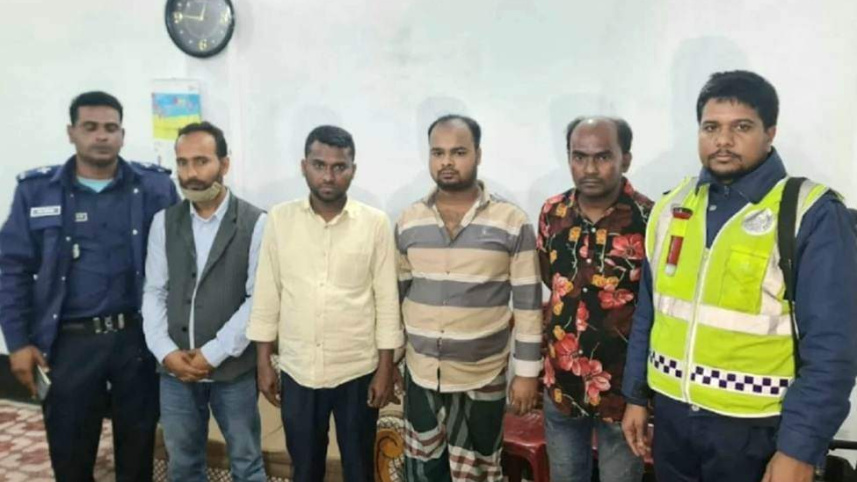 টিসিবির পণ্য চুরি করে বিক্রির সময় ৪ জন গ্রেপ্তার