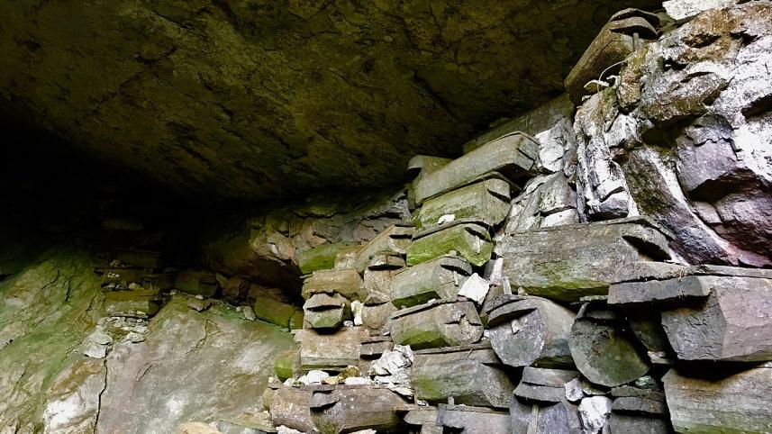 1280px-lumiang_burial_cave.jpg