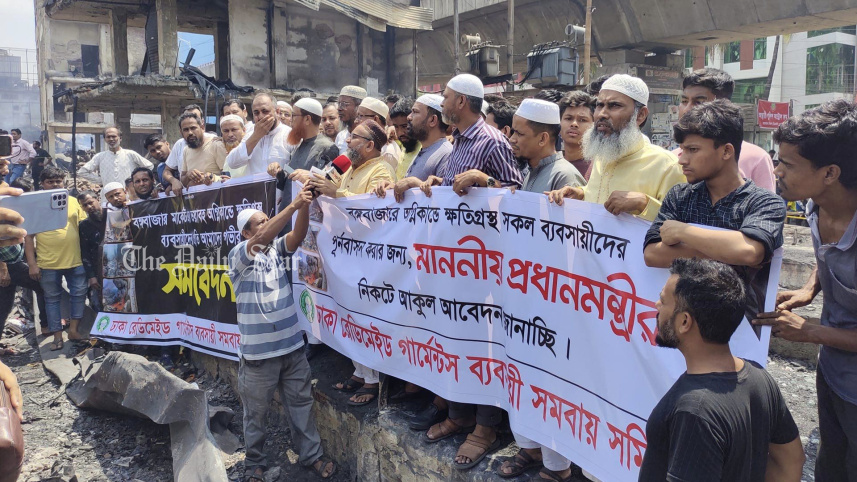বঙ্গবাজার, বঙ্গবাজারে আগুন, শেখ হাসিনা, মানববন্ধন,