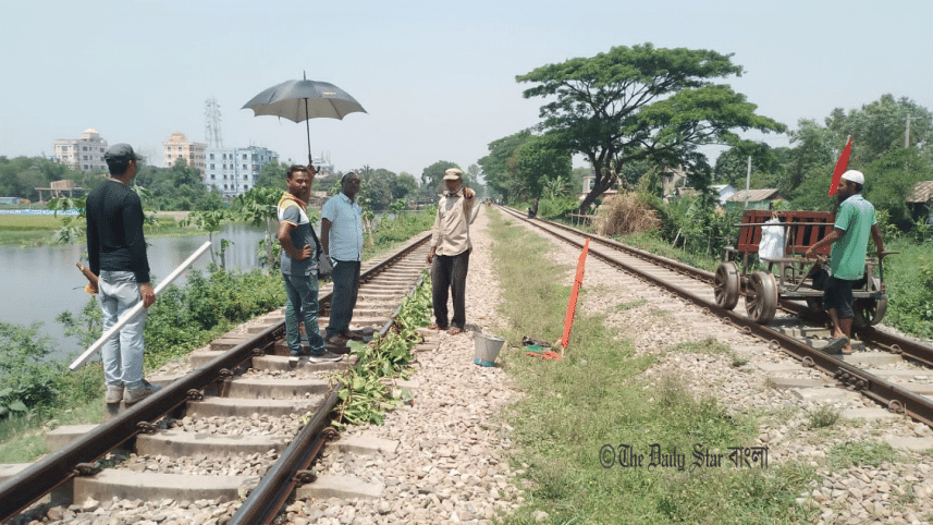 তীব্র গরমে বেঁকে যেতে পারে রেললাইন, ট্রেনের গতি কমানোর নির্দেশ