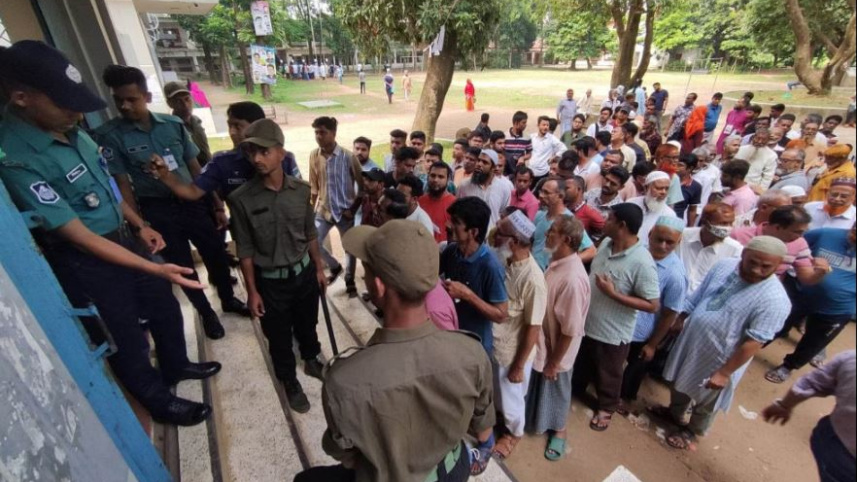প্রথম আড়াই ঘণ্টার ভোটগ্রহণ শান্তিপূর্ণভাবে হয়েছে: ইসি