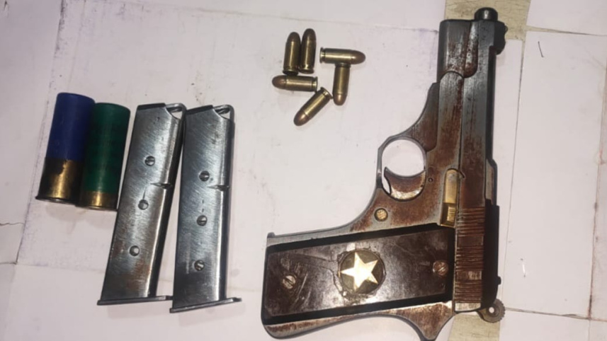 স্কুল ব্যাগে বিদেশি পিস্তল নিয়ে কুমিল্লা থেকে চট্টগ্রাম যাওয়ার সময় একজনকে গ্রেপ্তার করেছে গোয়েন্দা পুলিশ।