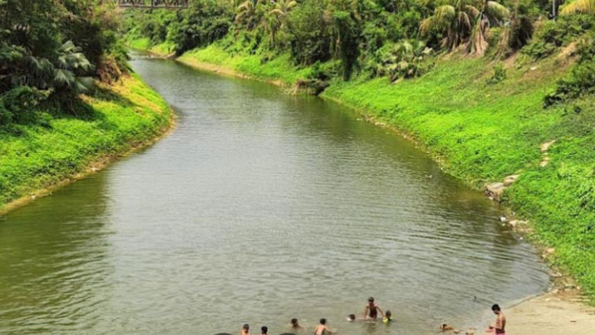 বুদ্ধিজীবী কবরস্থান লেক.jpg