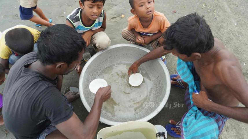 কক্সবাজারে চিংড়ির পোনা.jpg