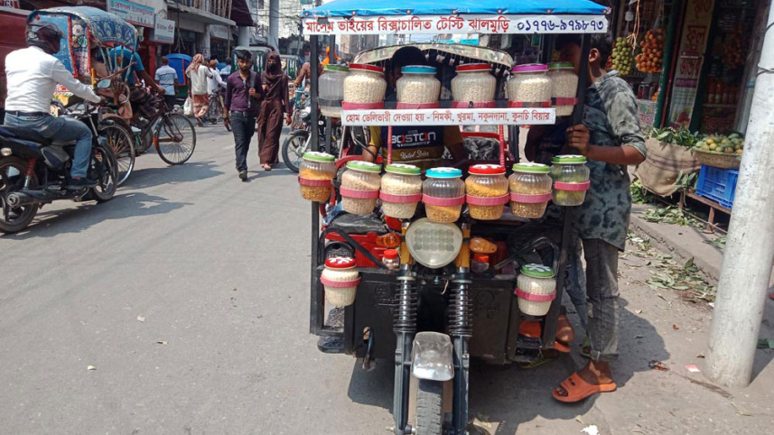 রিকশা যখন ঝালমুড়ি দোকান