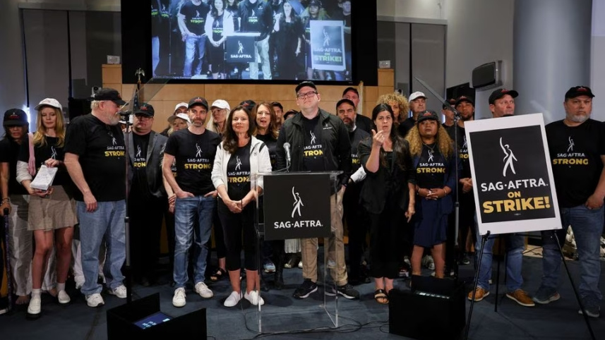 যুক্তরাষ্ট্রের চলচ্চিত্র ও অন্যান্য বিনোদন মাধ্যমের লেখকদের পাশাপাশি হলিউডের অভিনয়শিল্পীরাও ধর্মঘটে যাওয়ার ঘোষণা দিয়েছেন। ছবি: রয়টার্স