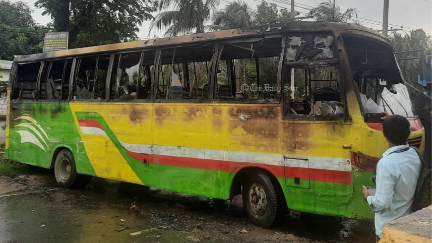 বাসে আগুন.jpg