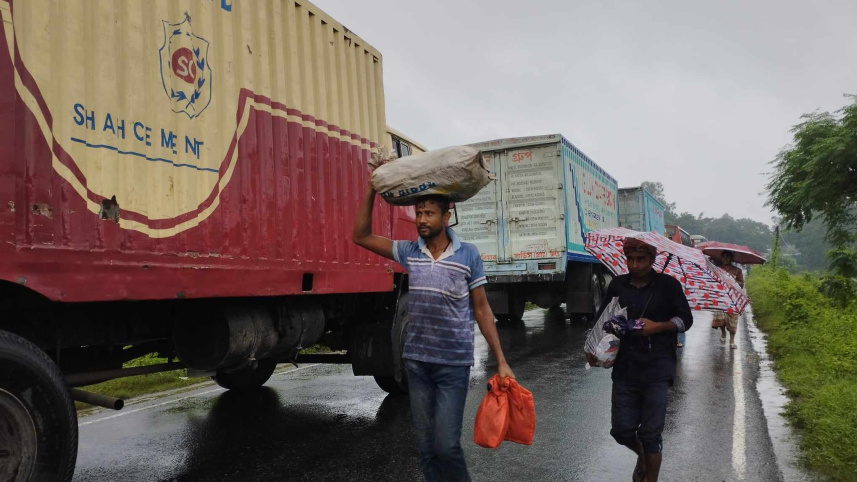 বৃষ্টির কারণে সড়ক পরিবহনে সমস্যা