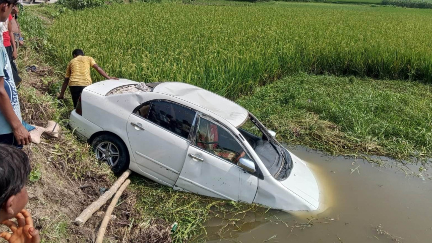 ডোবায় গাড়ি.jpg