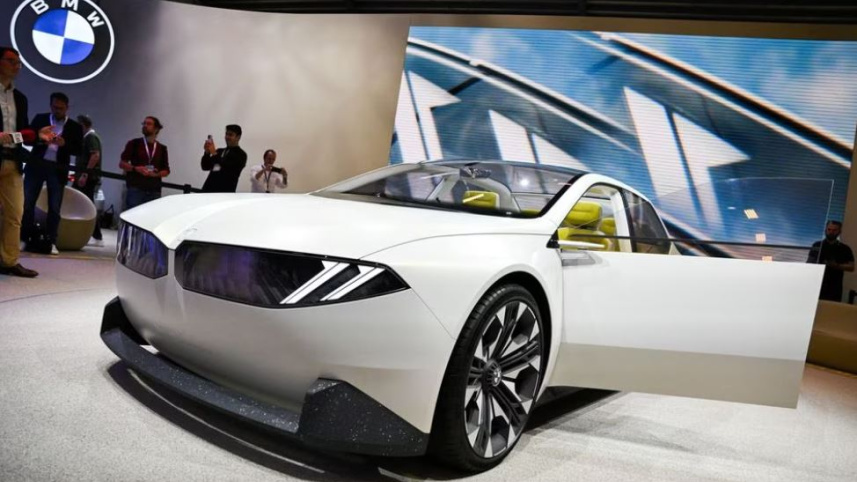 বিএমডব্লিউ এনেছে তাদের নতুন মডেলের গাড়ি, যার নাম ‘নয়্যা ক্লাসা’। ছবি: রয়টার্স