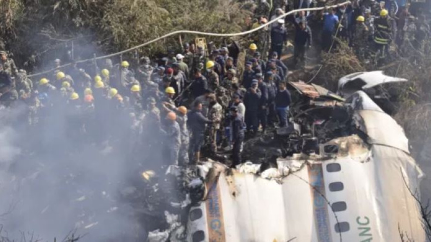 দুর্ঘটনাস্থলে উদ্ধারকর্মীরা। ছবি: ইউএনবি