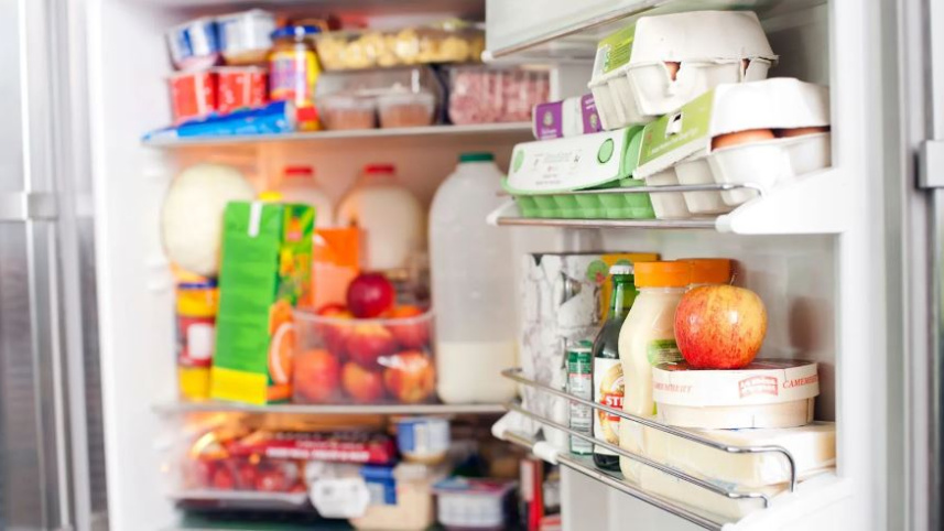 ফ্রিজের দরজা খুলে কক্ষে ঢুকলেন, কিন্তু ভুলে গেলেন ফ্রিজ থেকে কী বের করবেন--ডোরওয়ে ইফেক্টের উদাহরণ। ছবি: সংগৃহীত