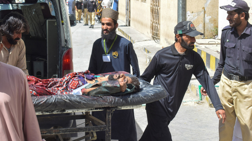 বেলুচিস্তানে বোমা হামলায় আহত এক ব্যক্তিকে অ্যামবুলেন্সে ওঠানো হচ্ছে। ছবি: এএফপি