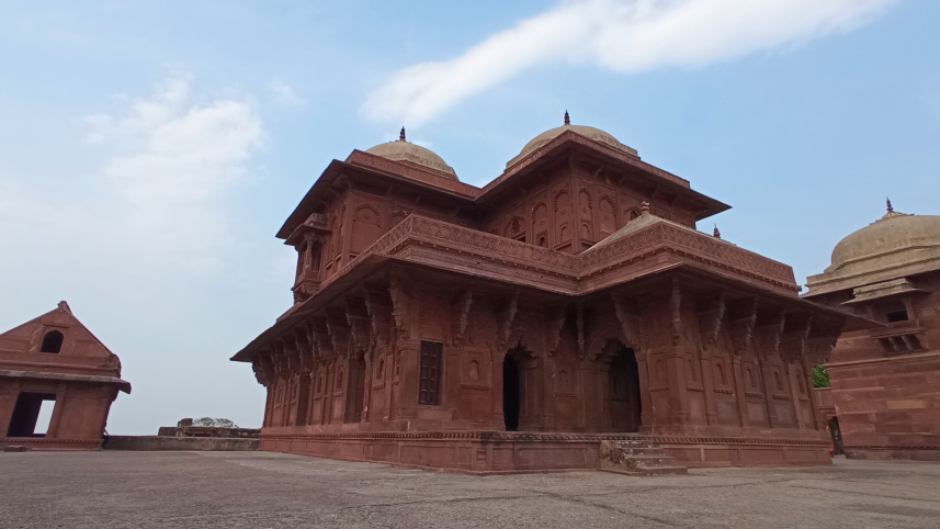 বীরবলের প্রাসাদ.jpg