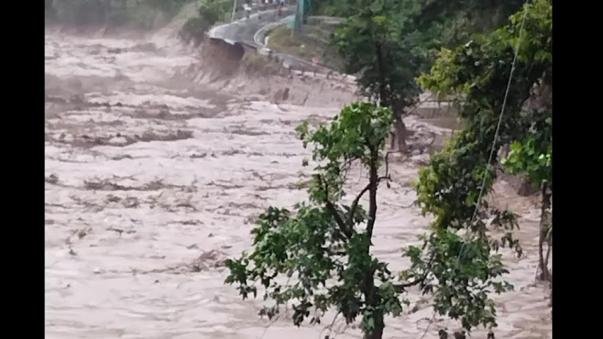 সিকিমে তিস্তা নদীর পানি উপচে বাড়িঘর পানিতে তলিয়ে যাচ্ছে। ছবি: স্টেটসম্যান