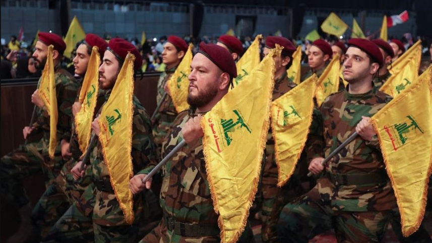 ২০২২ এর ১১ নভেম্বর বৈরুতে হিজবুল্লাহ শহীদ দিবস উদযাপন করছেন সংগঠনটির সদস্যরা। ফাইল ছবি: রয়টার্স
